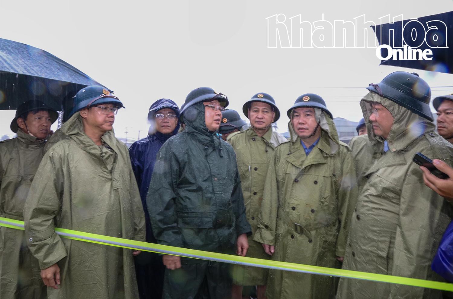 Phó Thủ tướng Chính phủ Hồ Quốc Dũng kiểm tra tình hình ngập lụt tại xã Diên Điền