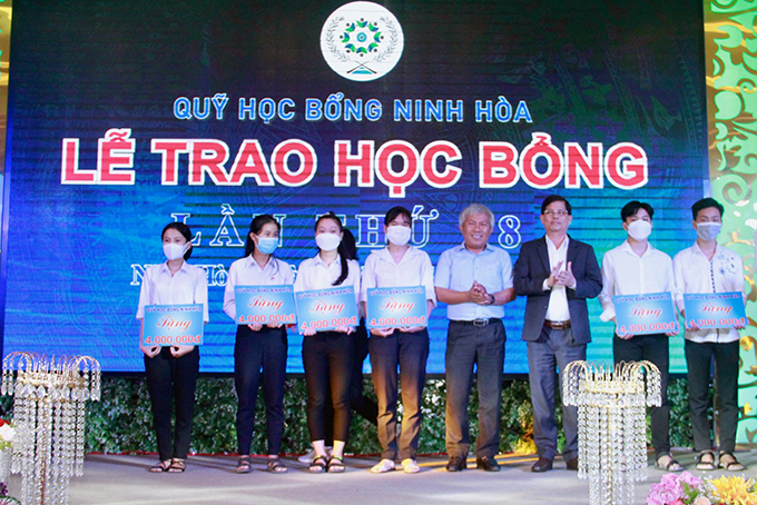 Trao 255 suất học bổng cho học sinh, sinh viên có hòa cảnh khó khăn