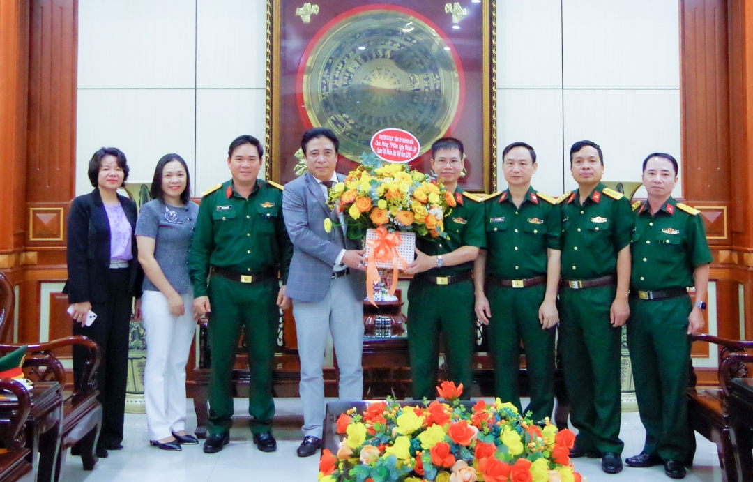 Ông Nguyễn Khắc Toàn thăm, chúc mừng Bệnh viện Quân y 87