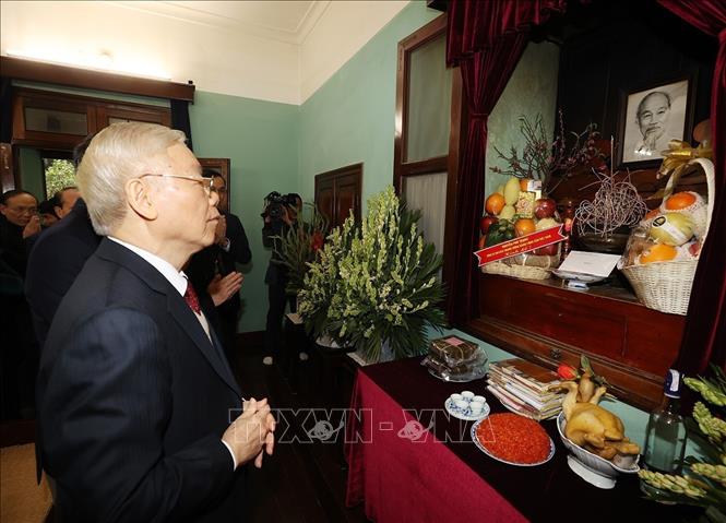         Tổng Bí thư Nguyễn Phú Trọng dâng hương tưởng niệm Chủ tịch Hồ Chí Minh    