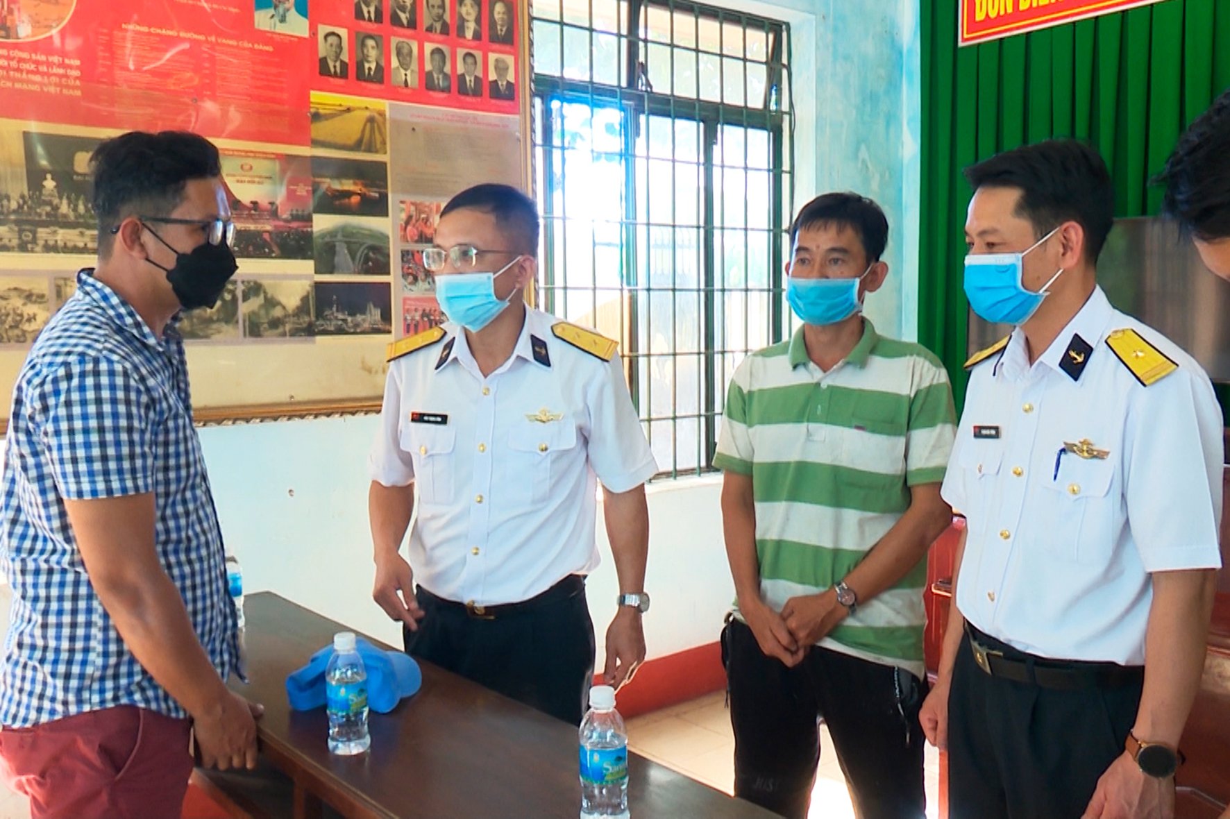 Tàu 785, Lữ đoàn 955, Vùng 4: Cứu 2 ngư dân bị nạn trên biển