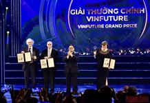 Ba nhà khoa học phát minh công nghệ mRNA nhận giải thưởng khoa học VinFuture
