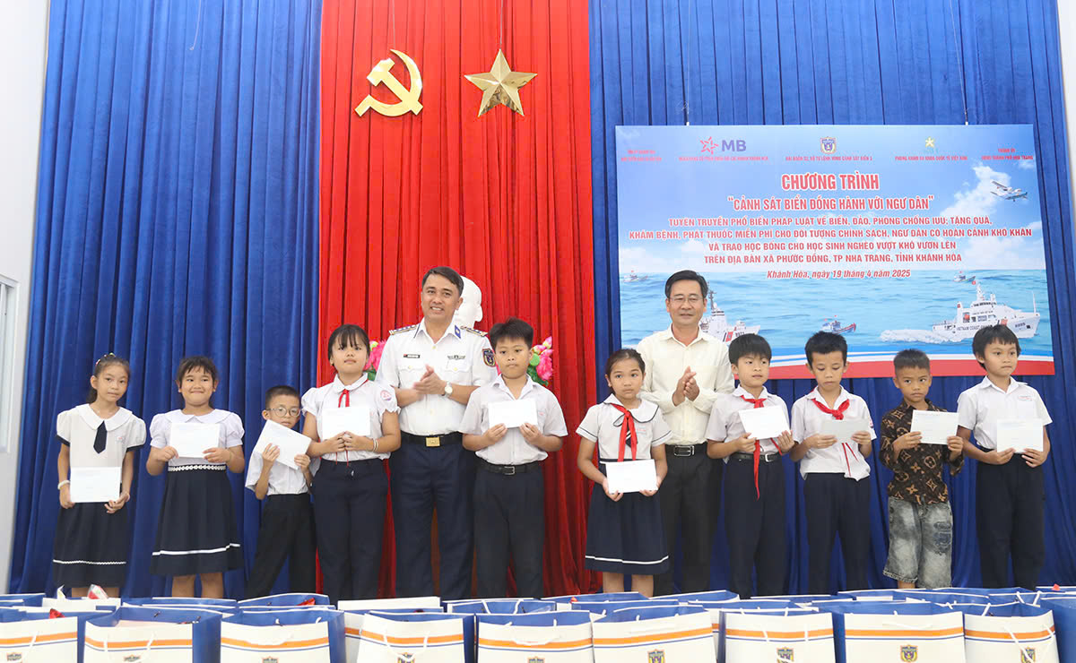 BAN TUYÊN GIÁO VÀ DÂN VẬN TỈNH ỦY PHỐI HỢP TỔ CHỨC CHƯƠNG TRÌNH “CẢNH SÁT BIỂN ĐỒNG HÀNH VỚI NGƯ DÂN” TẠI THÀNH PHỐ NHA TRANG