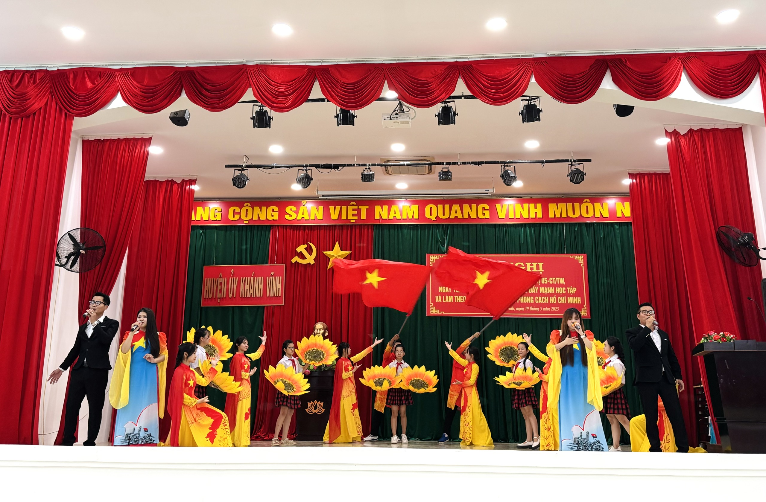 Khánh Vĩnh: Khen thưởng 05 tập thể và 18 cá nhân có thành tích xuất sắc trong việc học tập và làm theo tư tưởng, đạo đức, phong cách Hồ Chí Minh, giai đoạn 2016 - 2025