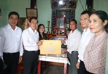 Phó Bí thư Tỉnh ủy Phạm Văn Hậu thăm, tặng quà các gia đình liệt sĩ