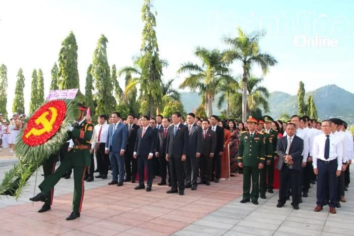 Đoàn đại biểu dự Đại hội Đảng bộ tỉnh Khánh Hòa lần thứ I đặt vòng hoa, dâng hương viếng Nghĩa trang liệt sĩ Hòn Dung