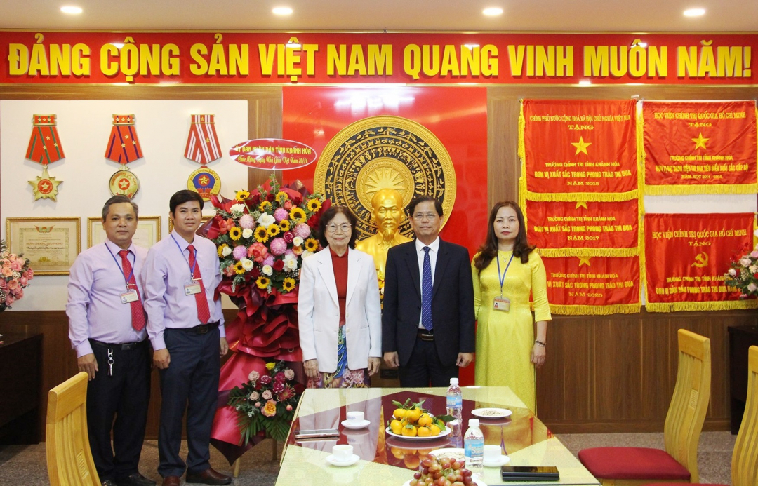 Chủ tịch UBND tỉnh Nguyễn Tấn Tuân thăm, chúc mừng Trường Chính trị tỉnh nhân kỷ niệm 75 năm xây dựng và phát triển nhà trường