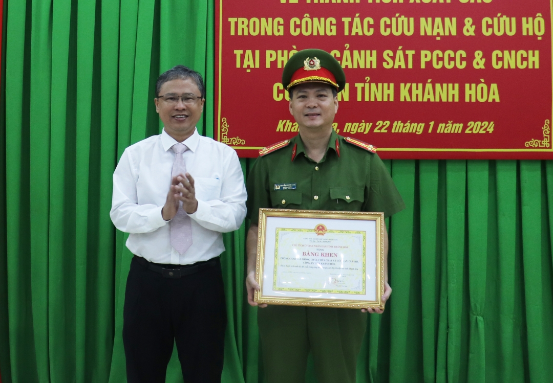 Chủ tịch UBND tỉnh Khánh Hòa khen thưởng đột xuất lực lượng cứu nạn kịp thời giải cứu 4 du khách