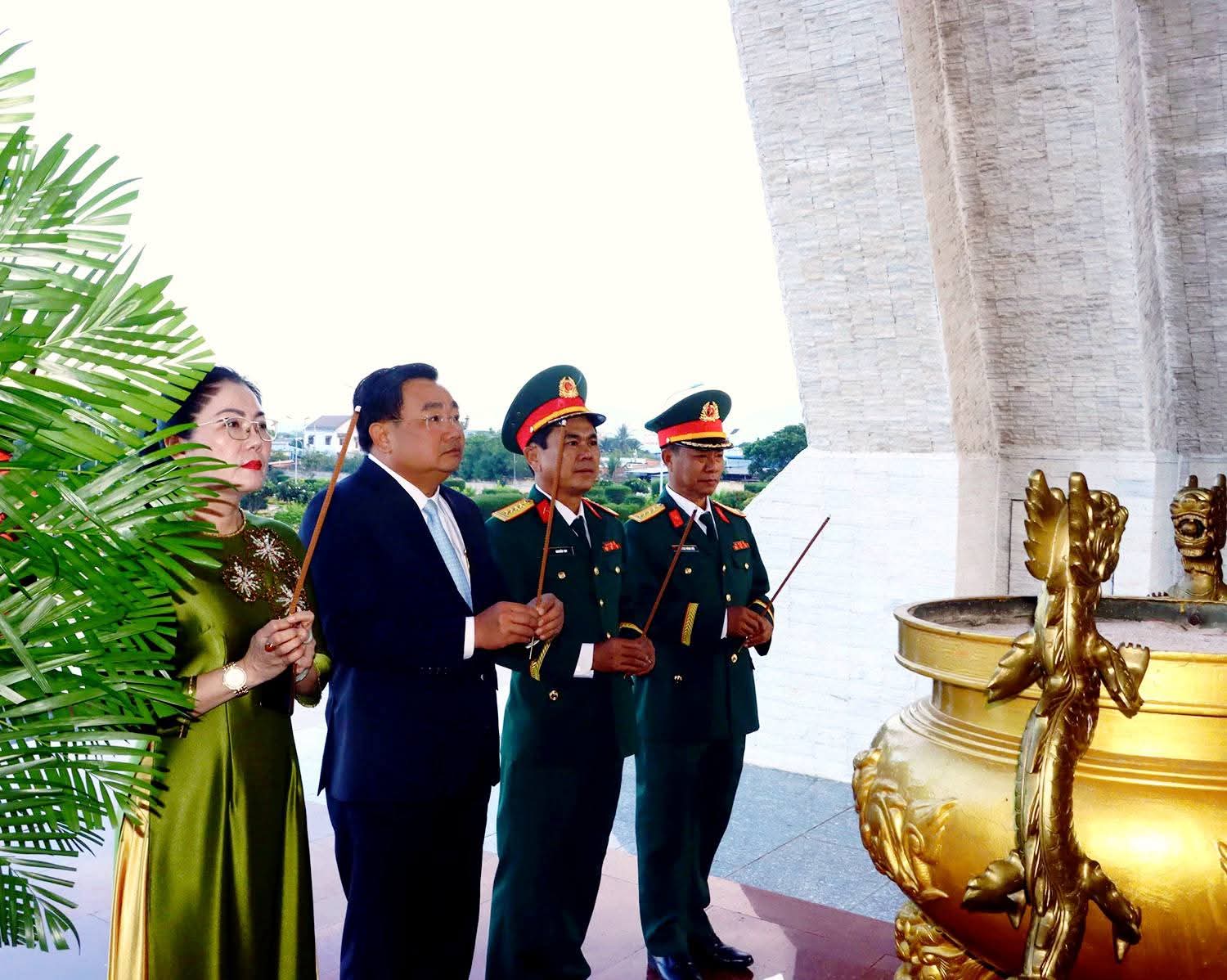Lãnh đạo tỉnh viếng Nghĩa trang liệt sĩ tỉnh tại Cà Đú (xã Xuân Hải)