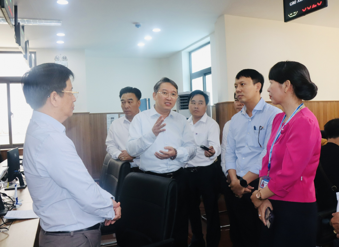 Bí thư Tỉnh ủy Nguyễn Hải Ninh kiểm tra hoạt động của Trung tâm Phục vụ hành chính công tỉnh