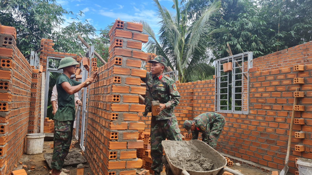 Những ngôi nhà ấm tình quân dân