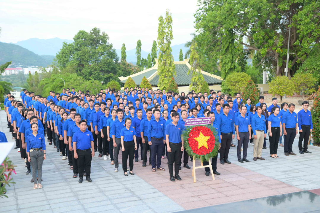 Hơn 500 đoàn viên, thanh niên dâng hương, dọn vệ sinh nghĩa trang liệt sĩ Hòn Dung