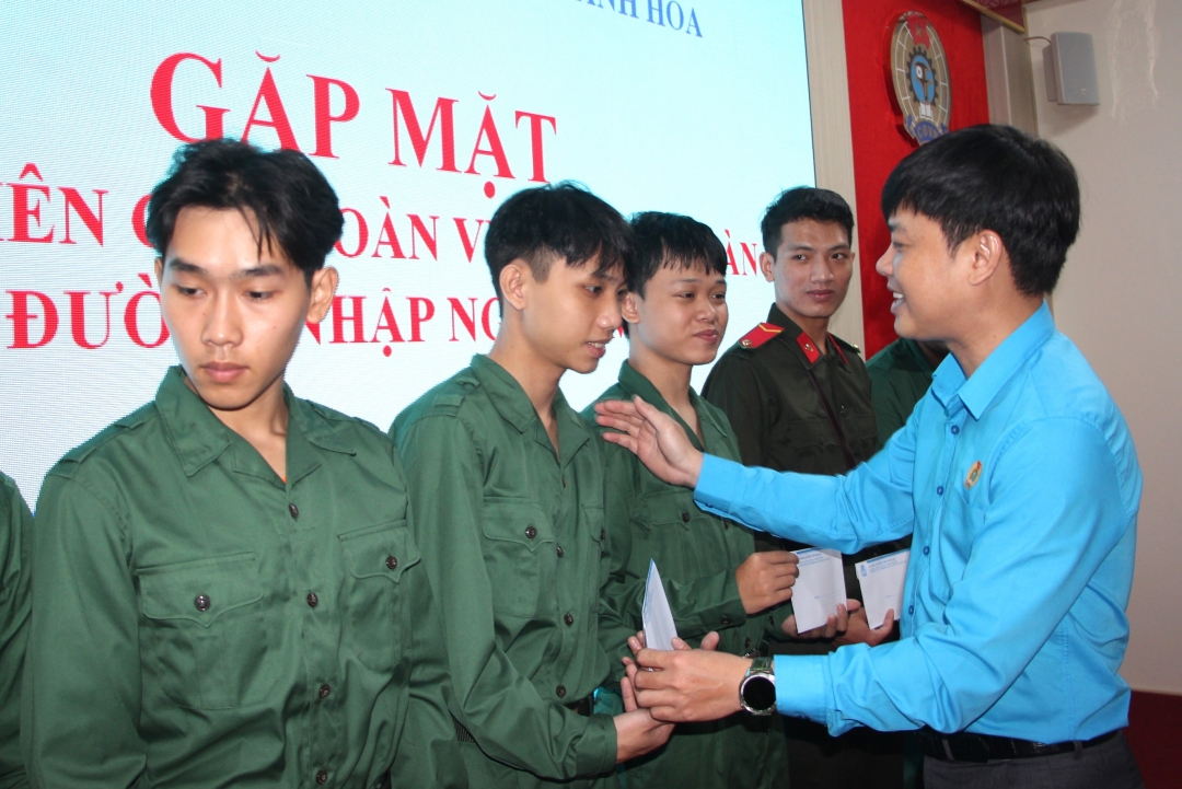 Liên đoàn Lao động tỉnh gặp mặt động viên 45 đoàn viên, con của đoàn viên lên đường nhập ngũ