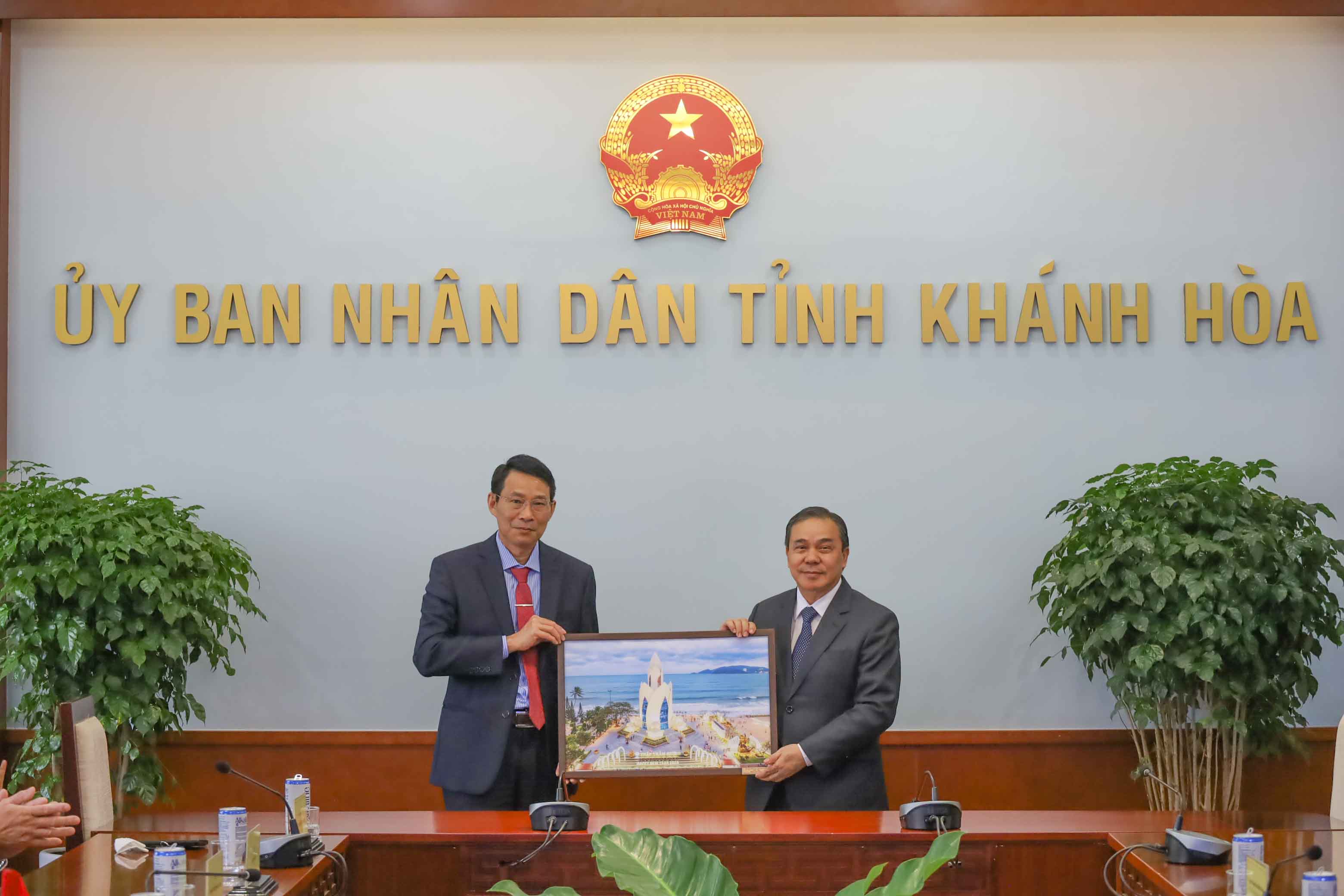 Lãnh đạo tỉnh Khánh Hòa tiếp Đại sứ nước Cộng hòa Dân chủ nhân dân Lào tại Việt Nam