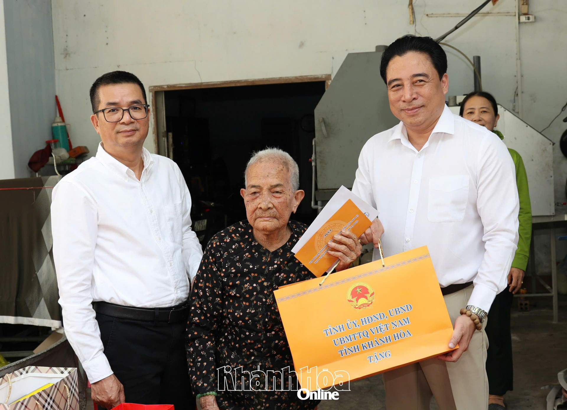 Phó Bí thư Thường trực Tỉnh ủy Nguyễn Khắc Toàn thăm, tặng quà các gia đình có công tiêu biểu ở Cam Ranh