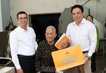 Phó Bí thư Thường trực Tỉnh ủy Nguyễn Khắc Toàn thăm, tặng quà các gia đình có công tiêu biểu ở Cam Ranh