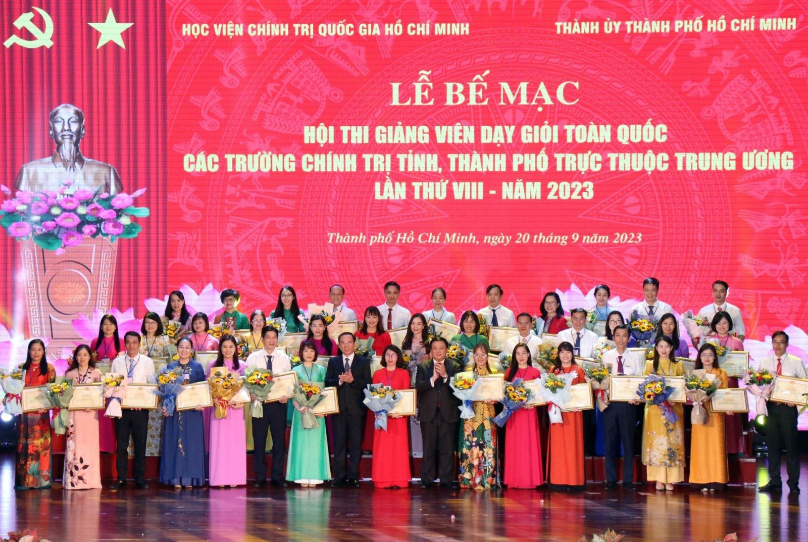 Phát triển tư duy phản biện của giảng viên lý luận chính trị để xây dựng môi trường thông tin lành mạnh