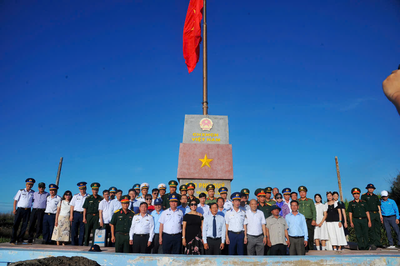 Khánh Hòa phối hợp với Bộ Tư lệnh Vùng Cảnh sát biển 3, tặng quà tại huyện đảo Phú Quý