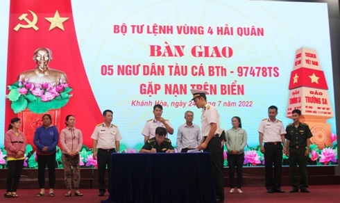 12 ngày bám thuyền thúng trên biển giành giật sự sống