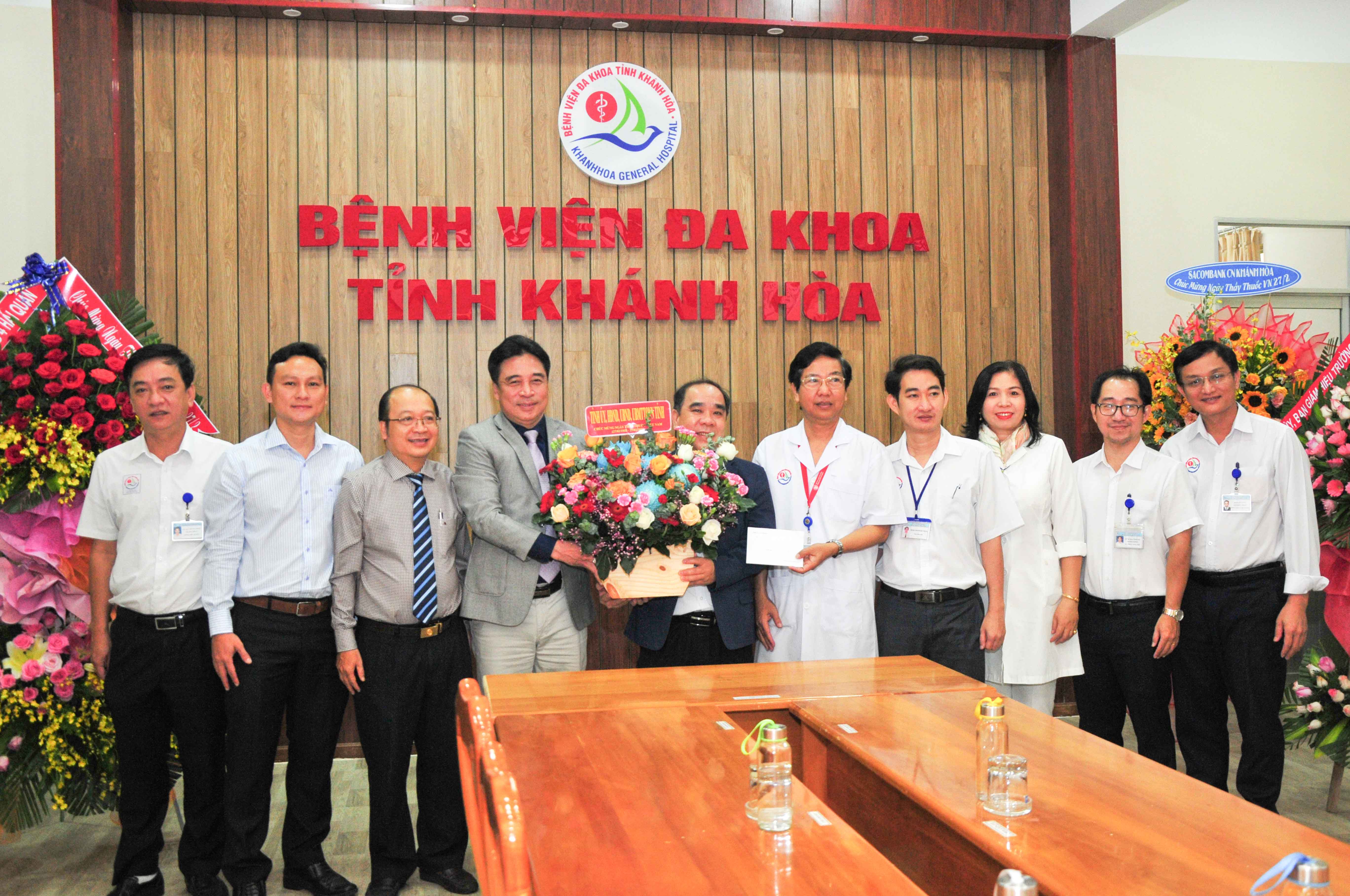 Phó Bí thư Thường trực Tỉnh ủy Nguyễn Khắc Toàn thăm, chúc mừng các cơ sở y tế