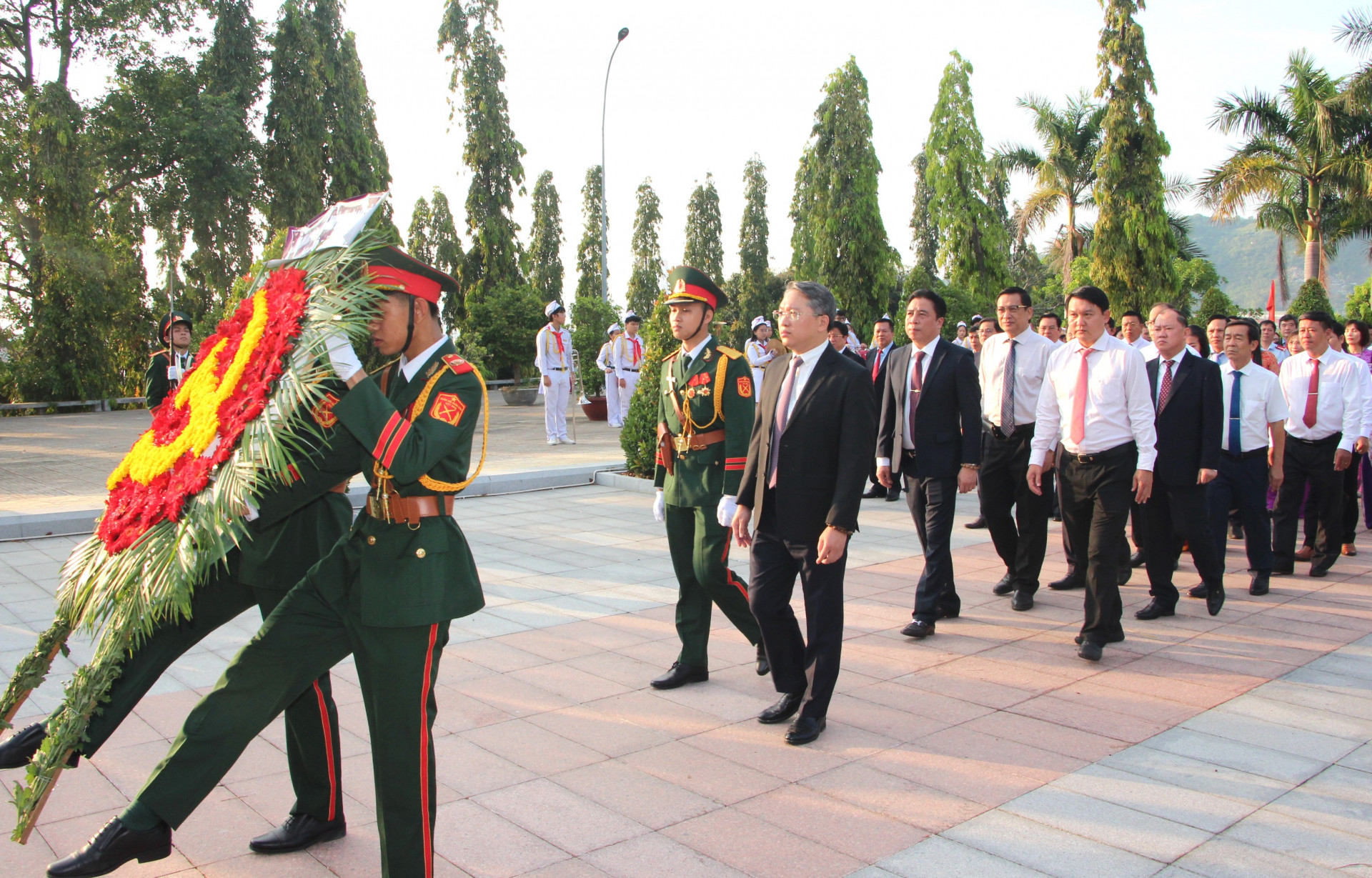 Lãnh đạo tỉnh đặt vòng hoa, dâng hương viếng Nghĩa trang liệt sĩ Hòn Dung