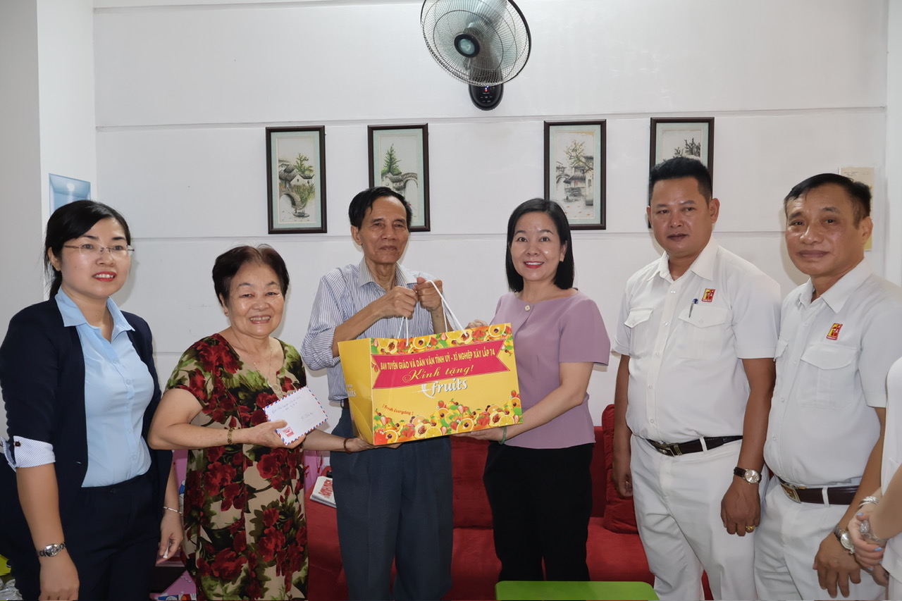 Ban Tuyên giáo và Dân vận Tỉnh ủy phối hợp thăm, tặng quà Mẹ Việt Nam anh hùng, gia đình chính sách trên địa bàn phường Nha Trang
