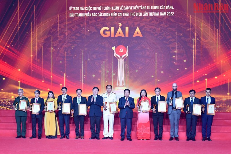 Trao giải Cuộc thi viết chính luận về bảo vệ nền tảng tư tưởng của Đảng 