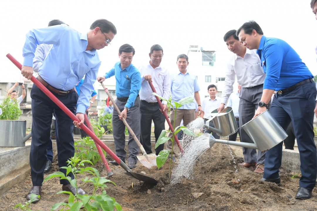 Phát động phong trào “Đường tàu - Đường hoa” và công trình thanh niên “Sắc xanh một dải xứ Trầm”