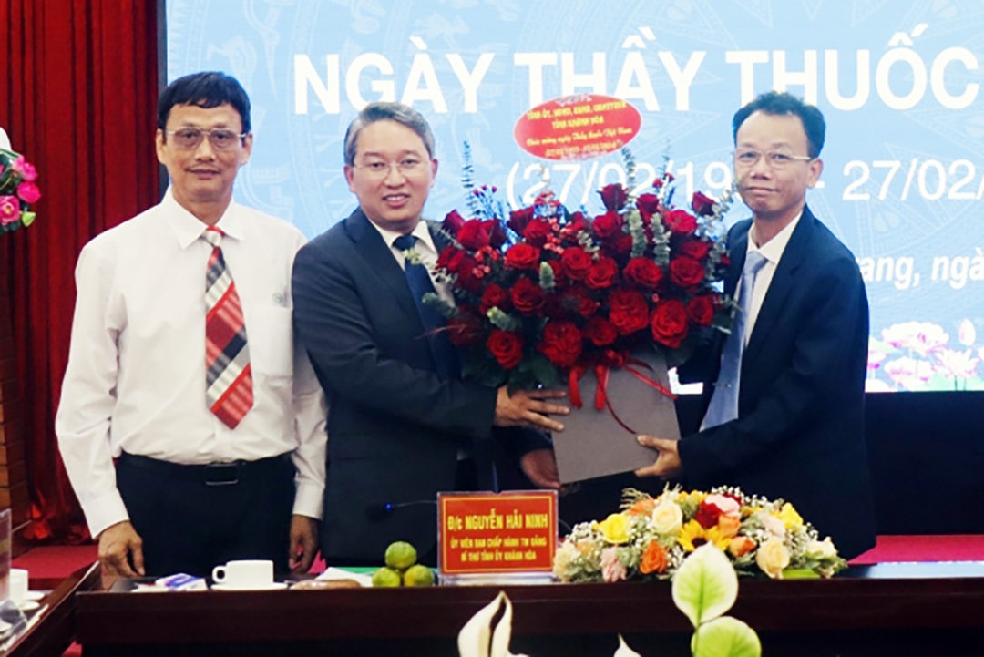 Bí thư Tỉnh ủy Nguyễn Hải Ninh thăm các cơ sở y tế