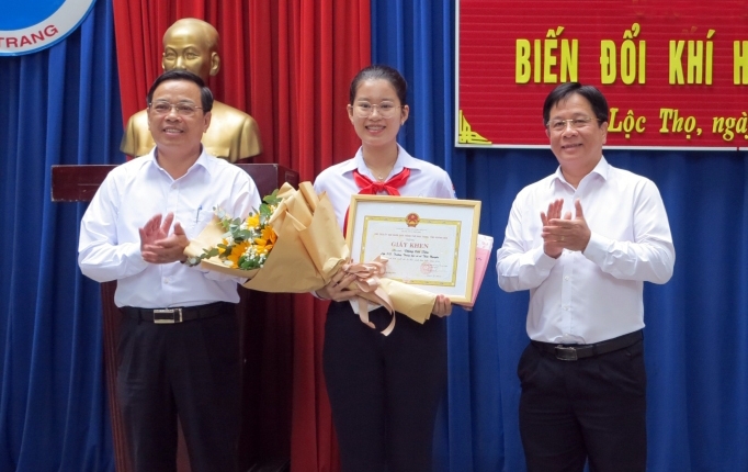 UBND TP. Nha Trang trao giấy khen cho em Đặng Cát Tiên
