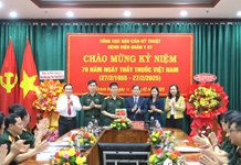 Chủ tịch UBND tỉnh Nguyễn Tấn Tuân thăm, chúc mừng các cơ sở y tế