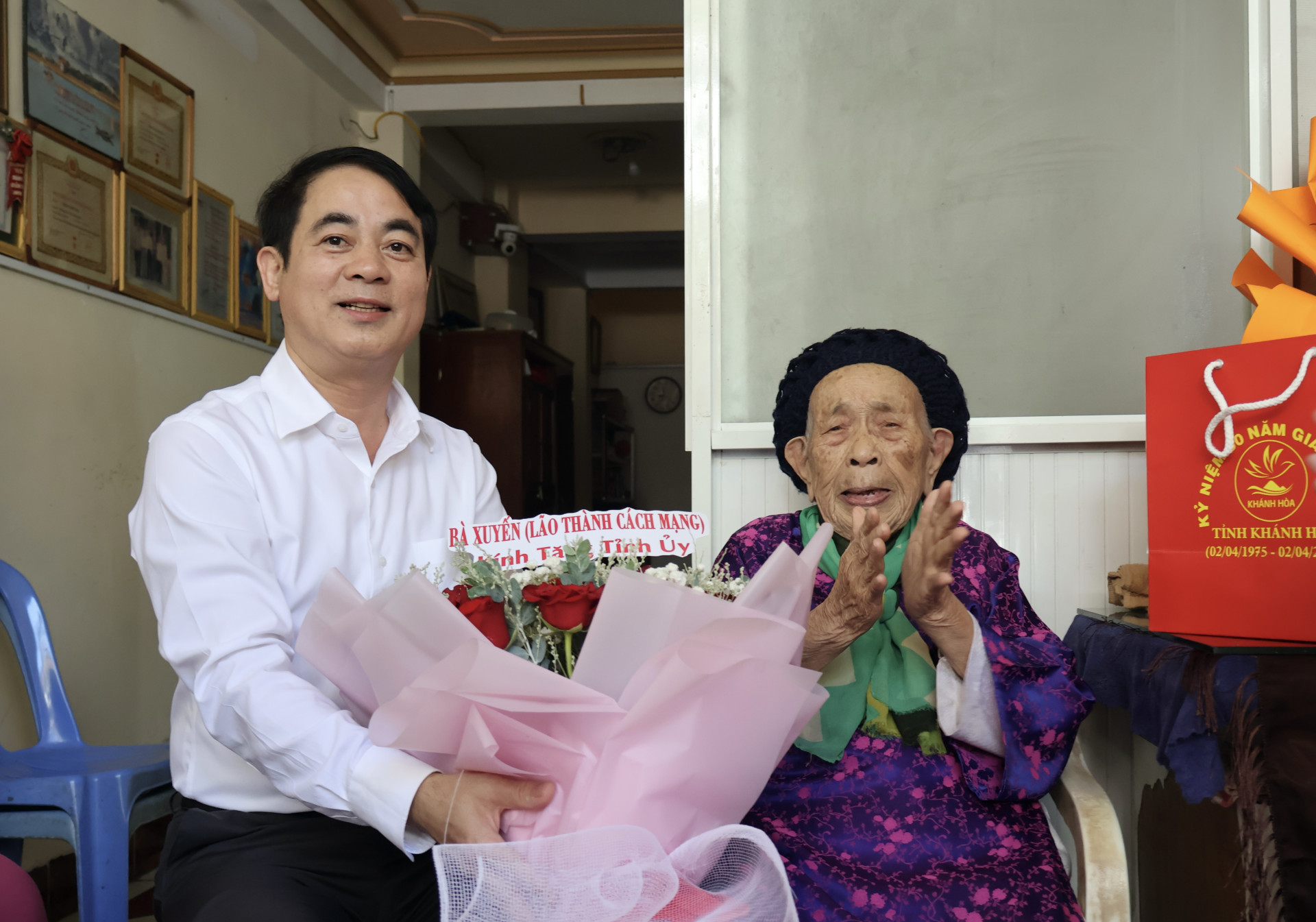 Bí thư Tỉnh ủy Nghiêm Xuân Thành: Thăm, tặng quà các gia đình có công với cách mạng tại 2 địa phương