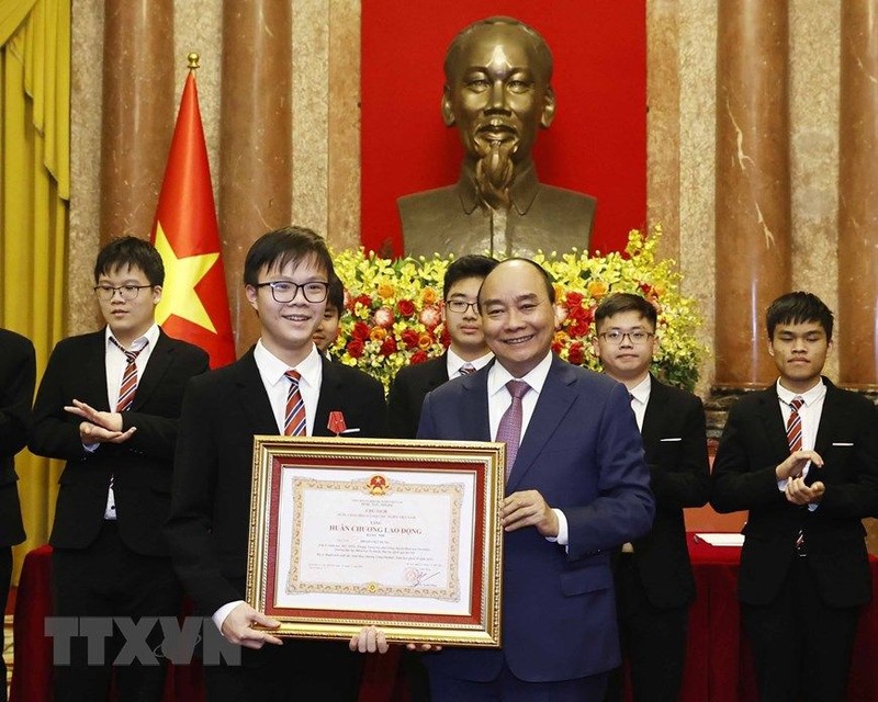 Chủ tịch nước Nguyễn Xuân Phúc:  Nhân tài trẻ cần khát khao chiếm lĩnh đỉnh cao trí tuệ, góp sức xây dựng đất nước hùng cường
