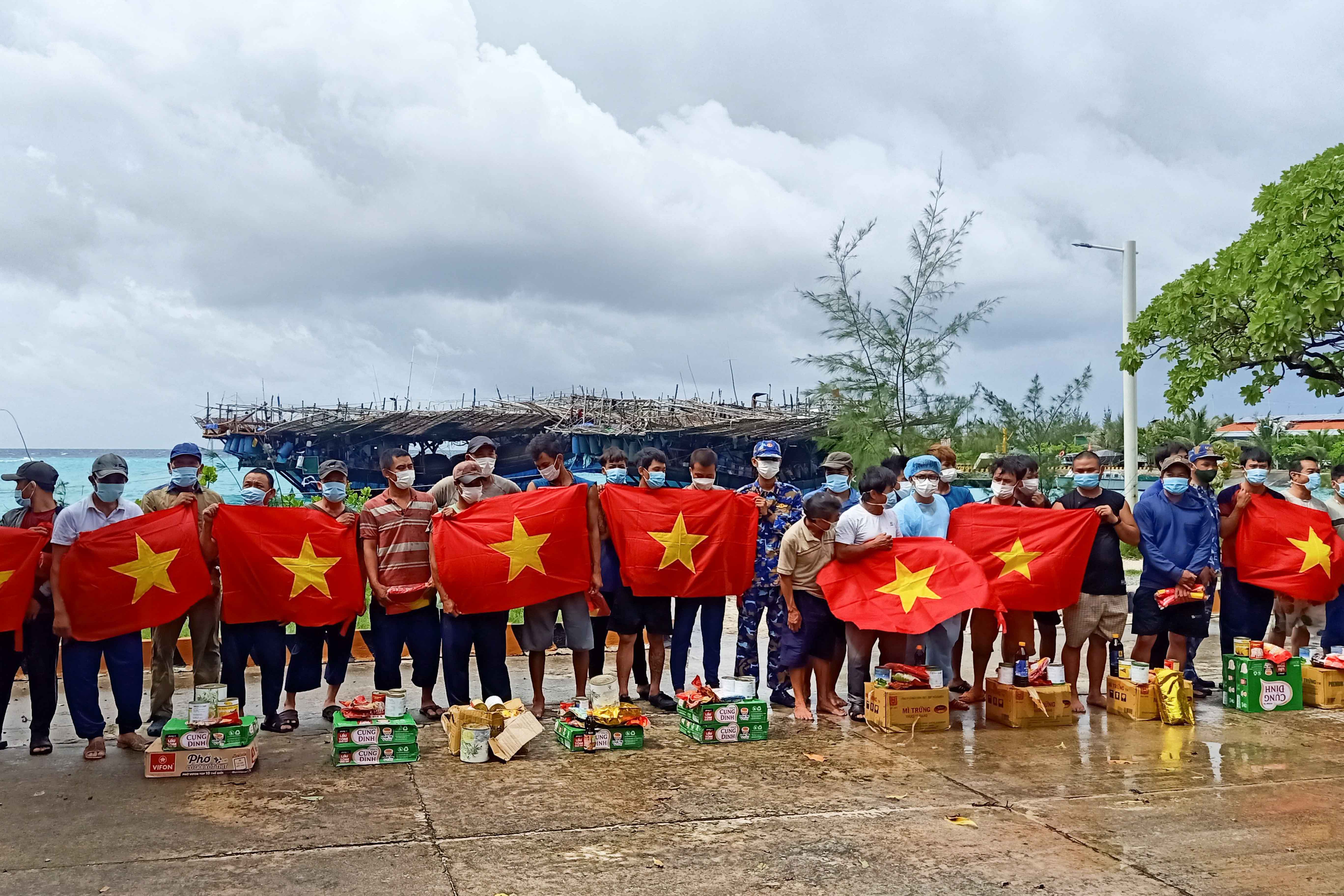 Trường Sa đón hơn 1.500 ngư dân vào trú tránh bão