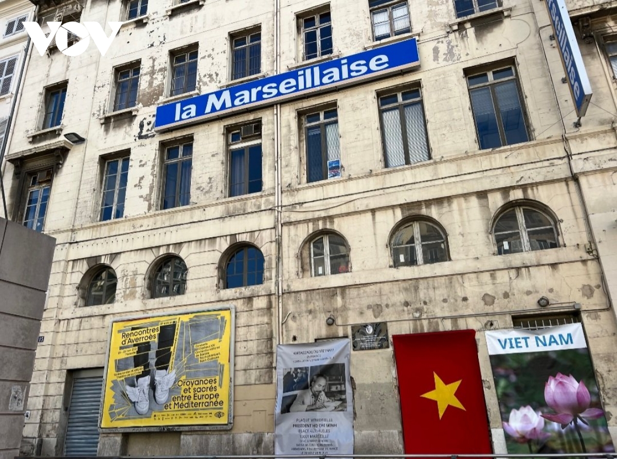          Gắn biển tưởng niệm Chủ tịch Hồ Chí Minh tại thành phố Marseille, Pháp      