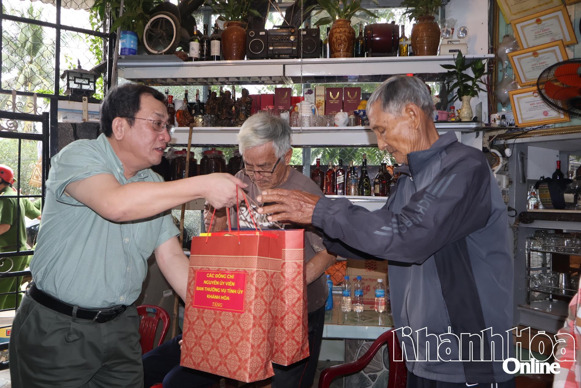 Cục trưởng Cục Ngoại tuyến Đào Xuân Lân thăm, tặng quà người dân bị ảnh hưởng mưa lũ