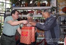Cục trưởng Cục Ngoại tuyến Đào Xuân Lân thăm, tặng quà người dân bị ảnh hưởng mưa lũ