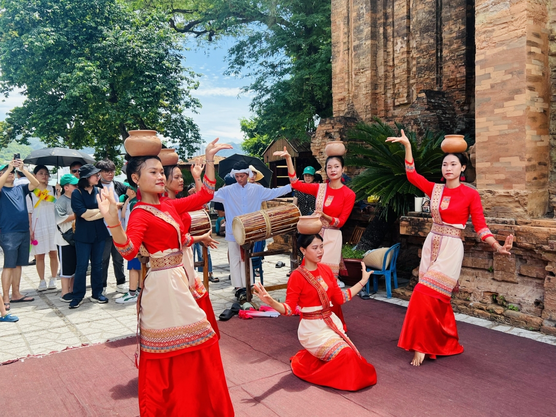 Phát huy giá trị di sản văn hóa gắn với phát triển du lịch bền vững