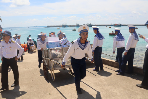 Trường Sa kiên cường nơi đầu sóng - Kỳ 3: Chung tấm lòng hướng về biển, đảo thiêng liêng