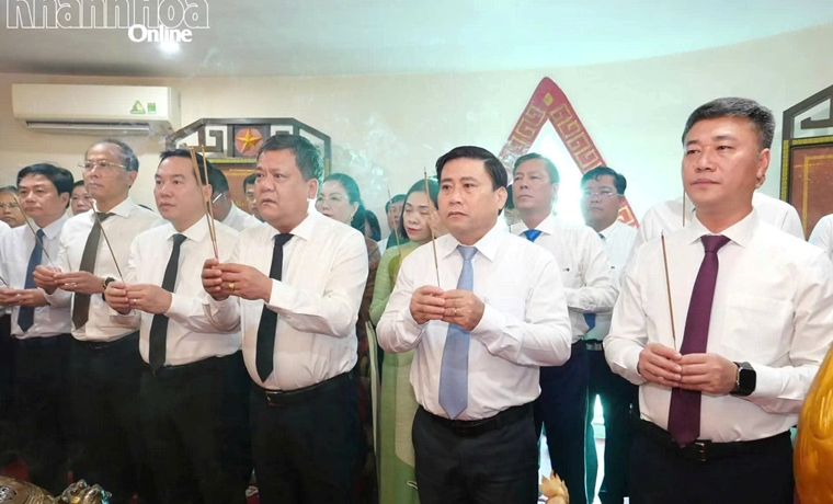 Lãnh đạo tỉnh Khánh Hòa dâng hương viếng các anh hùng, liệt sĩ