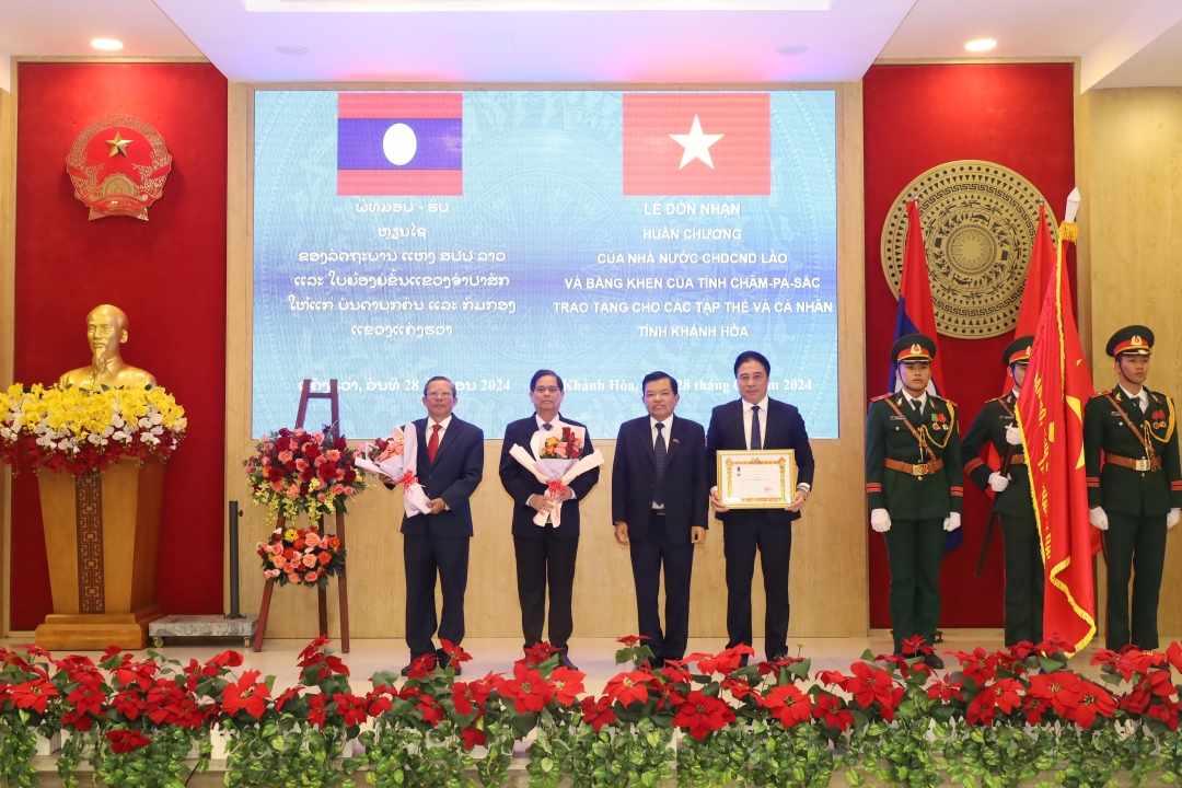 Nước Cộng hòa Dân chủ nhân dân Lào: Tặng thưởng các huân chương cao quý cho tỉnh Khánh Hòa và lãnh đạo tỉnh