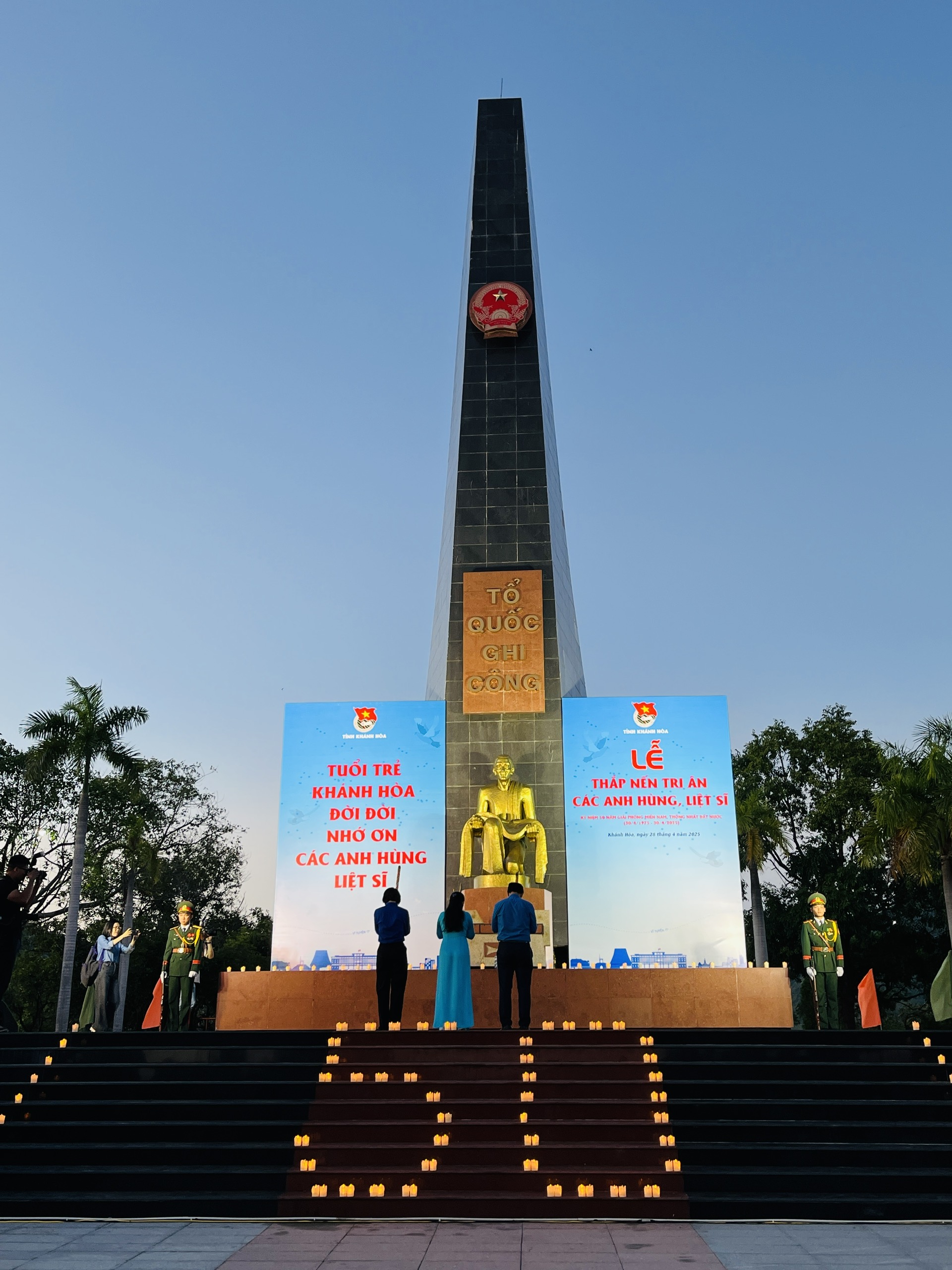 Tuổi trẻ Khánh Hòa thắp nến tri ân nhân kỷ niệm 50 năm Giải phóng miền Nam tại nghĩa trang liệt sĩ Hòn Dung
