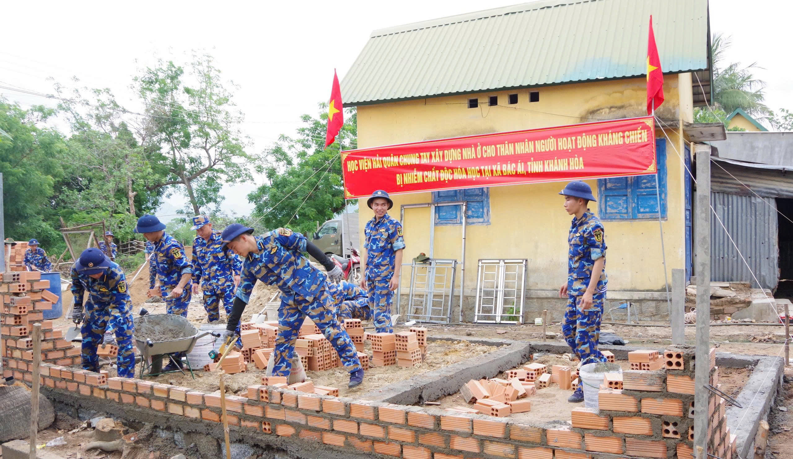 Hơn 30 học viên Học viện Hải quân chung tay xây dựng nhà ở cho gia đình chính sách