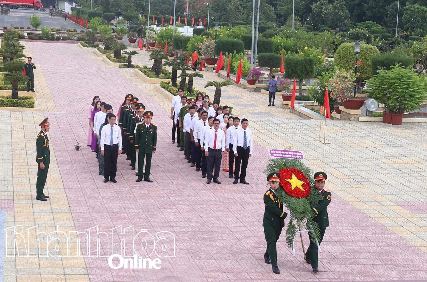 Lãnh đạo tỉnh Khánh Hòa đặt vòng hoa, dâng hương viếng Nghĩa trang liệt sĩ Cà Đú