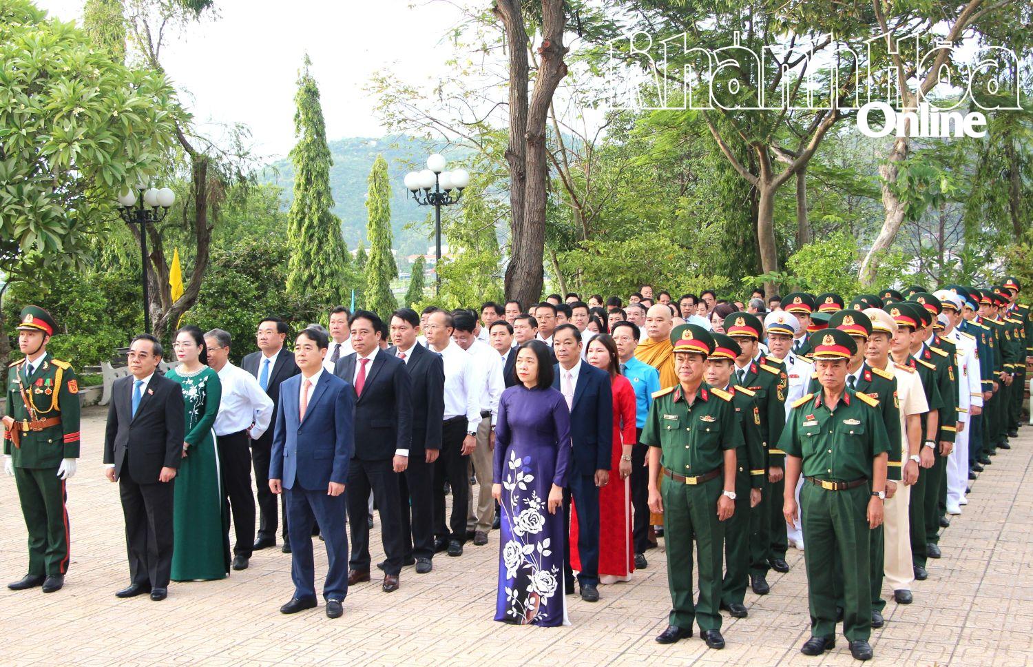 Lãnh đạo tỉnh Khánh Hòa đặt vòng hoa, dâng hương viếng Nghĩa trang liệt sĩ Hòn Dung