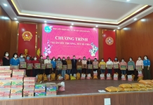 Tặng quà Tết cho cán bộ, hội viên phụ nữ khó khăn