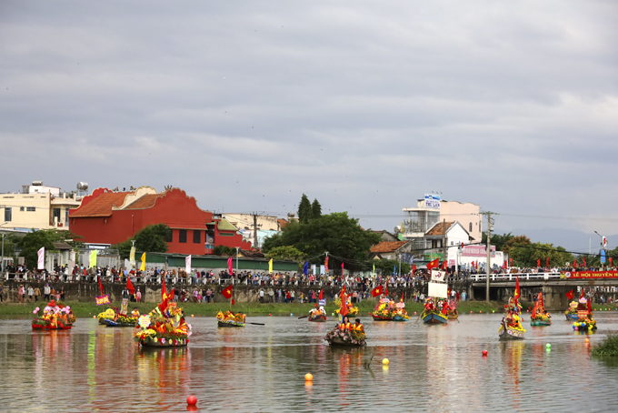 Sông Dinh rộn rã ngày hội