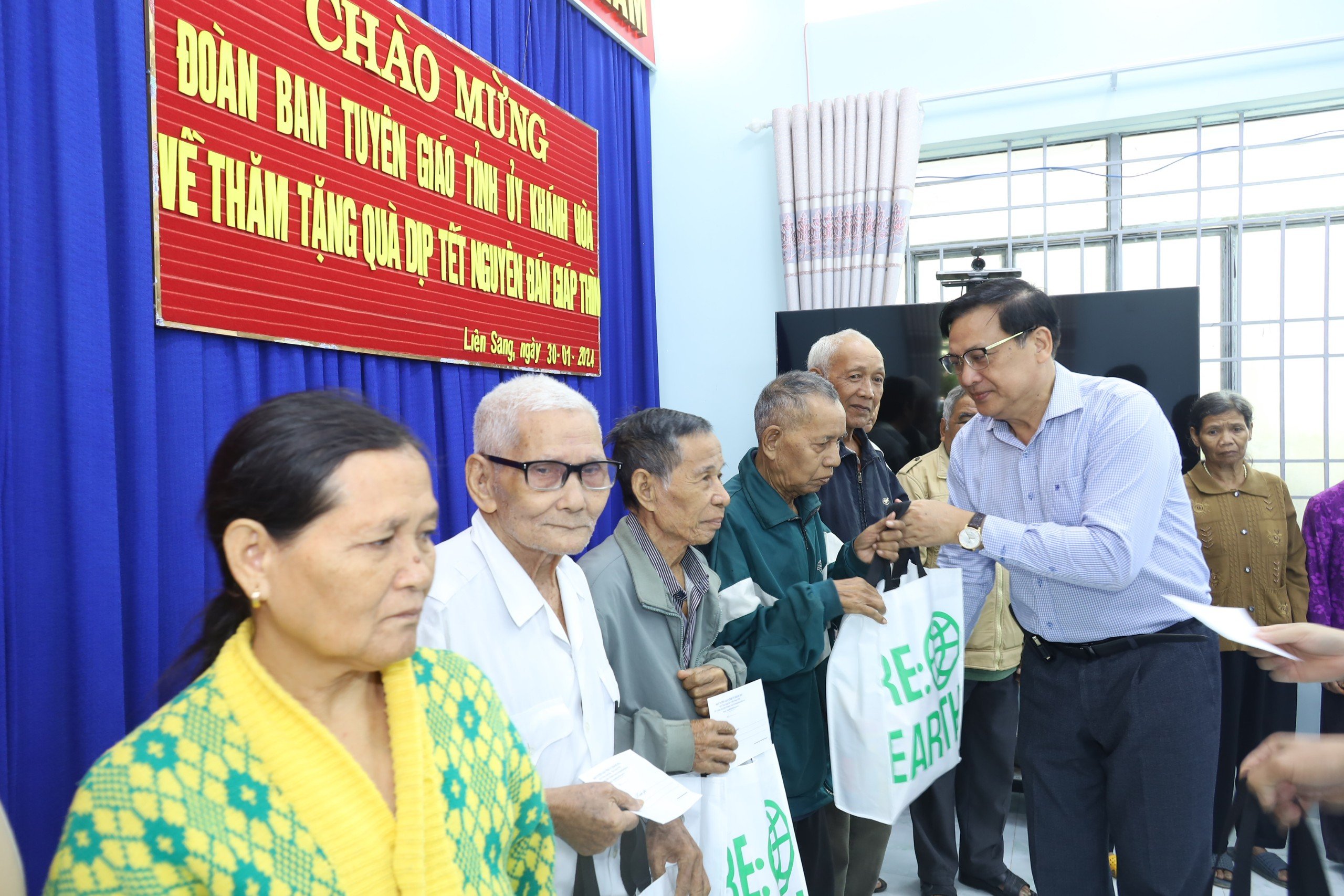 Đồng chí Lê Hữu Thọ trao tặng quà Tết cho gia đình chính sách, hộ nghèo, hộ có hoàn cảnh đặc biệt khó khăn xã Liên Sang