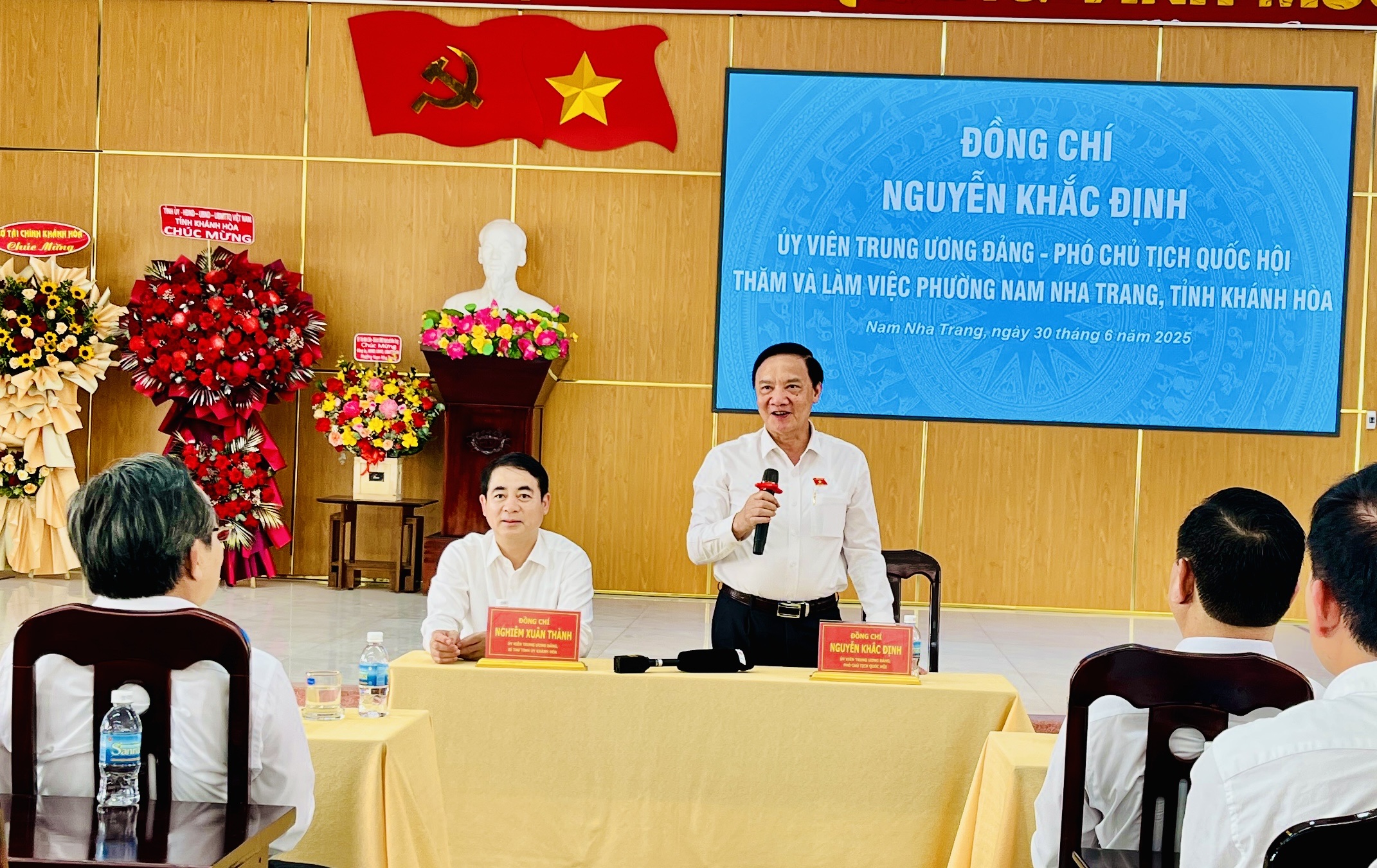 Đồng chí Nguyễn Khắc Định và Đoàn công tác Trung ương thăm phường Nam Nha Trang