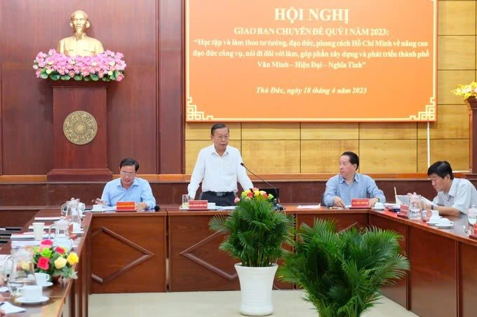 Đạo đức công vụ và yêu cầu đặt ra đối với xây dựng đạo đức công vụ ở Việt Nam hiện nay